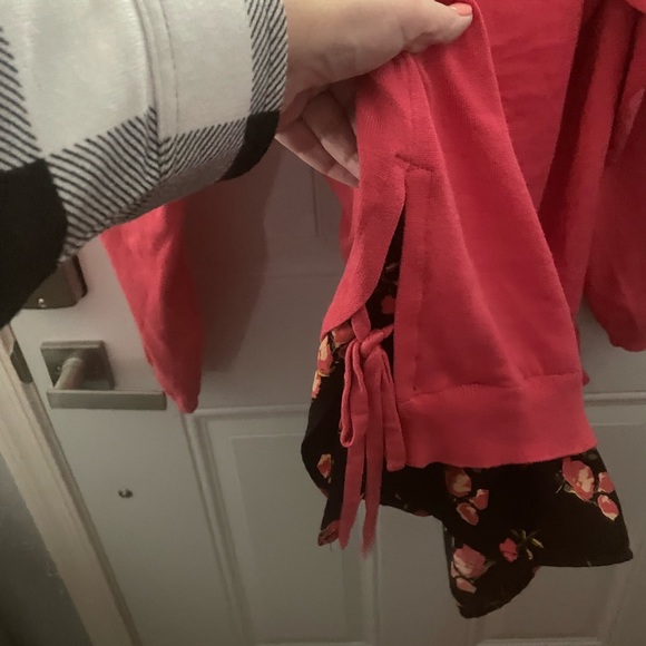 Coral sweater with floral trim - Picture 4 of 6